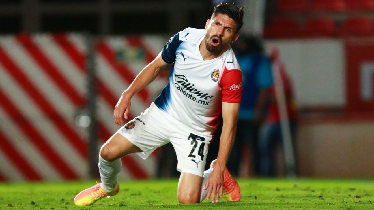 Ex Chivas reprueban actitud de Oribe Peralta y consideran que ya va de salida