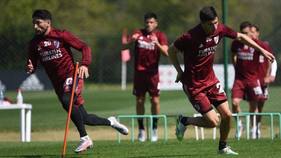 Nacho Fernández se entrenó a la par de sus compañeros en River
