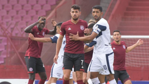 Laucha Acosta se desgarró y se perderá el inicio de competencia con Lanús