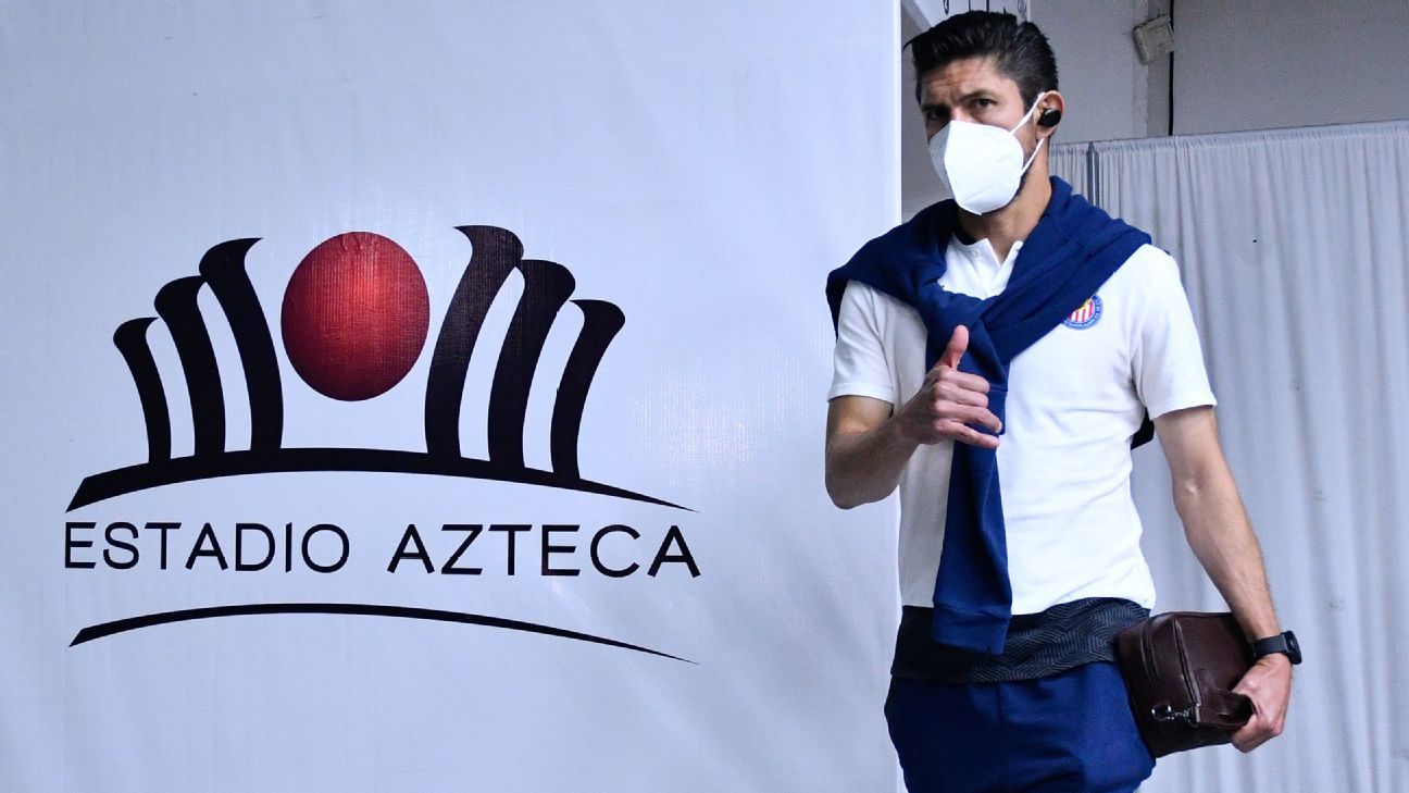 Oribe Peralta and 'Chicote' Calderón, starters for Chivas against América; Zaldívar, not even on the bench.