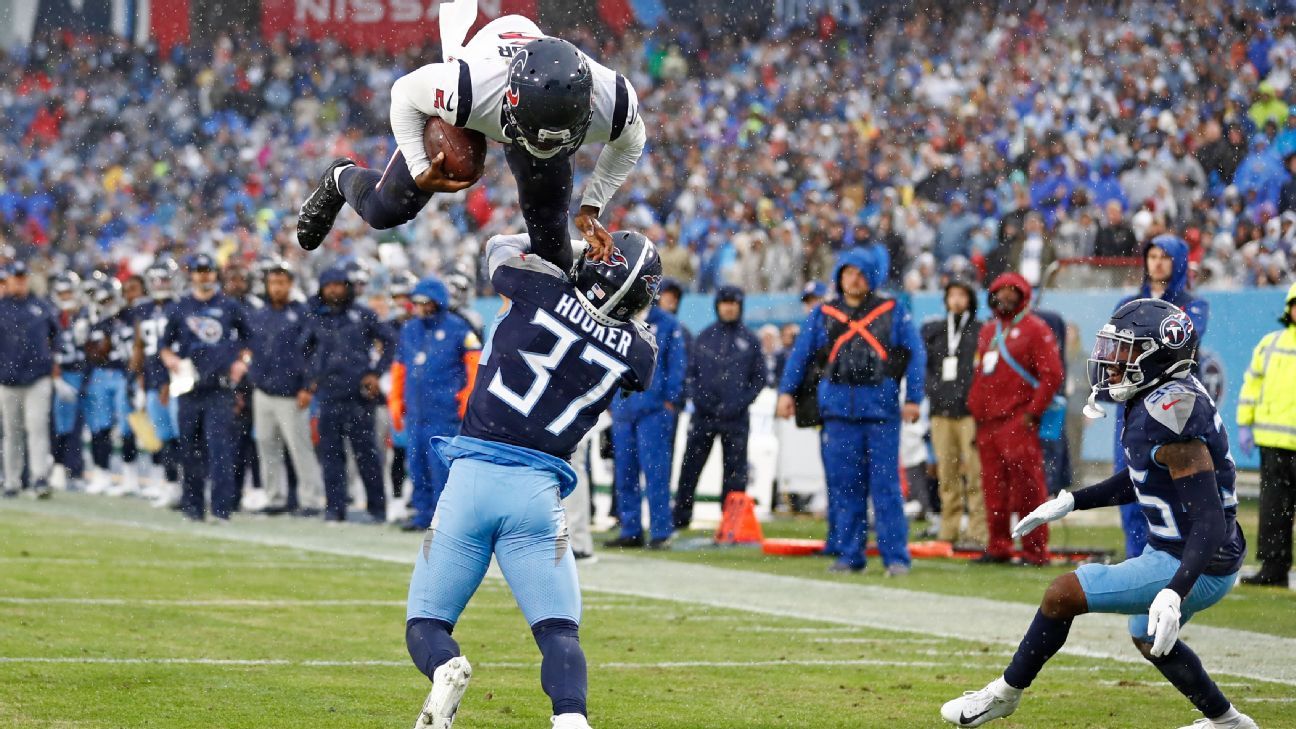Houston Texans QB Tyrod Taylor goes airborne to end road TD drought