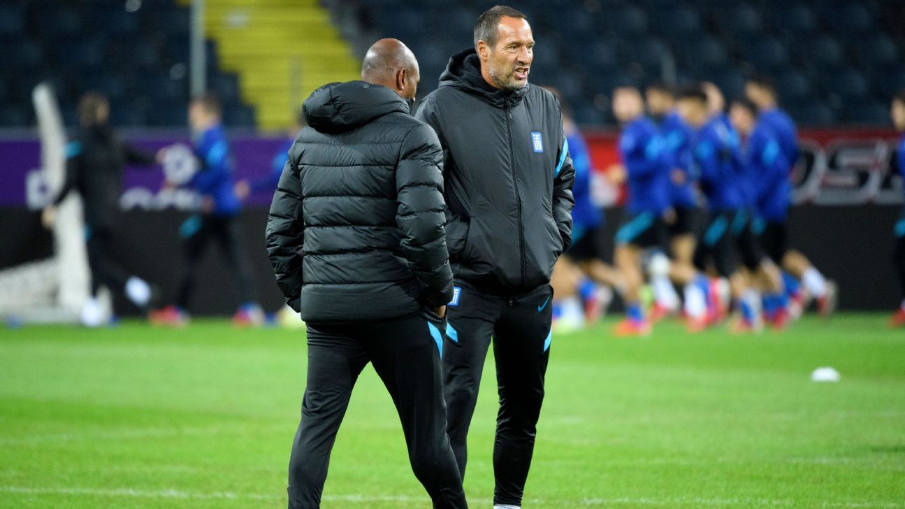 Extécnico de Chivas, John Van't Schip deja la Selección de Grecia