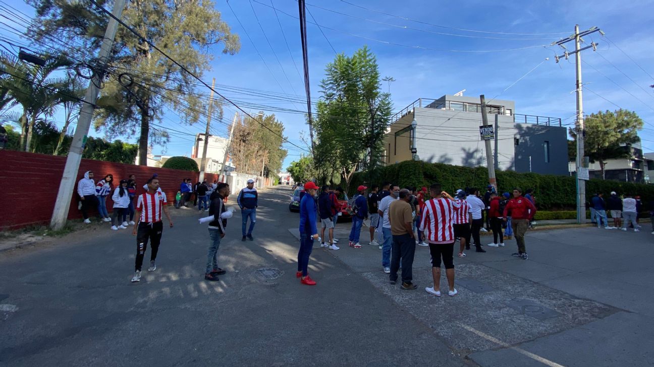 Chivas elude a su afición y libra protesta en instalaciones de Verde Valle