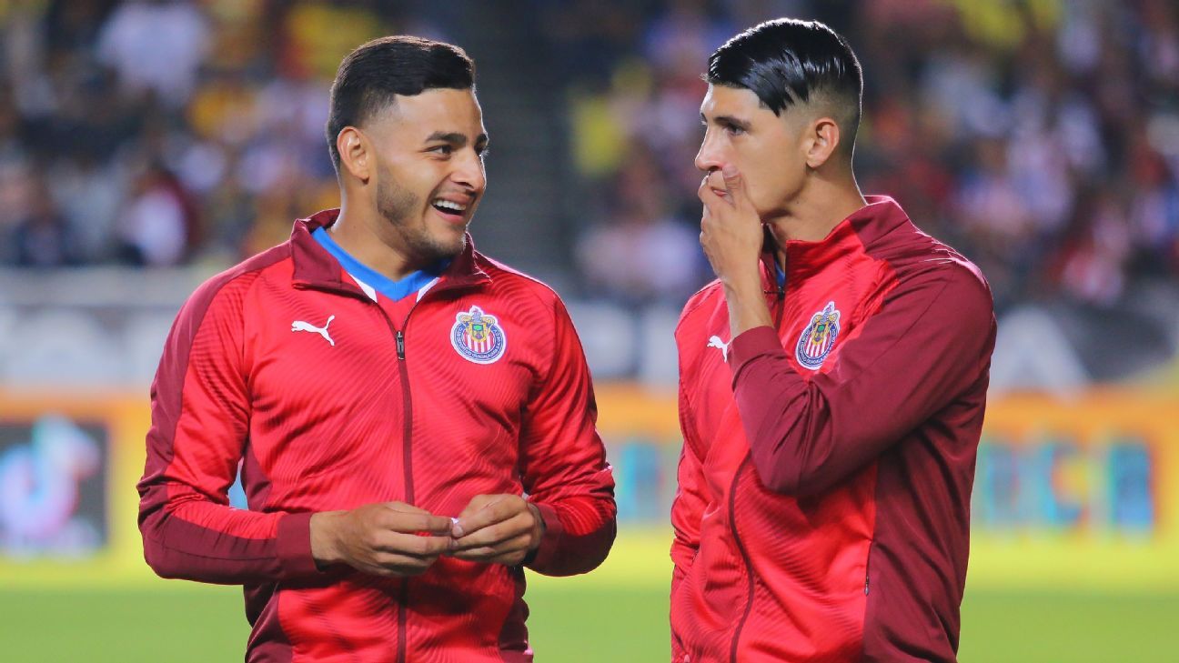 Alexis Vega invites Alan Pulido to return to Chivas.