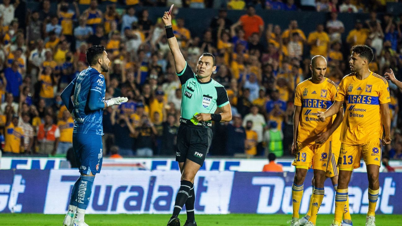 Expulsan a Camilo Vargas por mano fuera del área ante Tigres