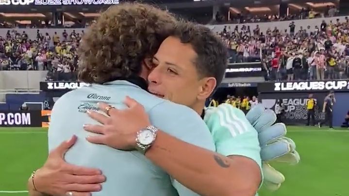 El abrazo entre Chicharito y Ochoa que se ha hecho viral: 