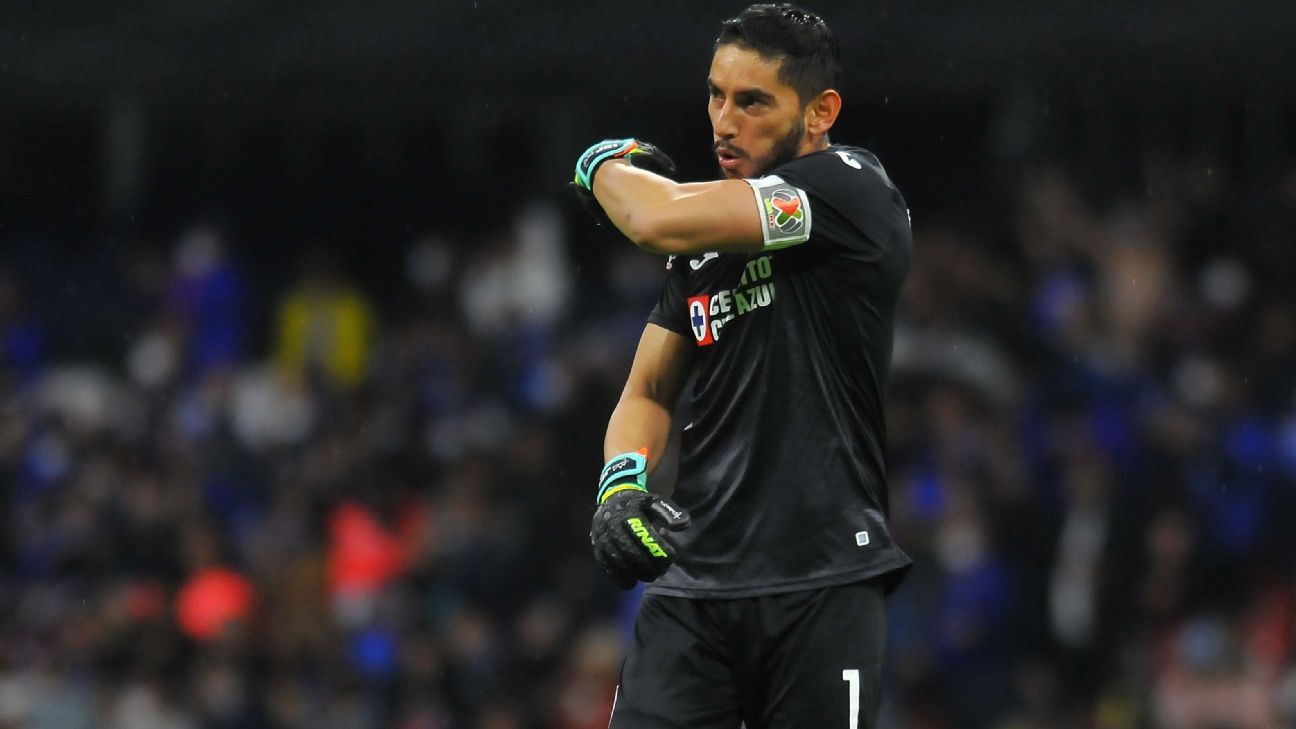 Jesús Corona regresa a la actividad con Cruz Azul y pierde ante el América