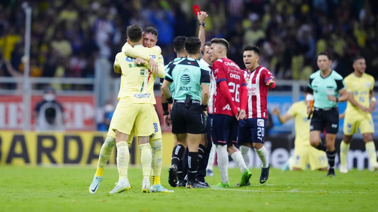 Fernando Beltrán fue expulsado al final del Clásico entre América y Chivas
