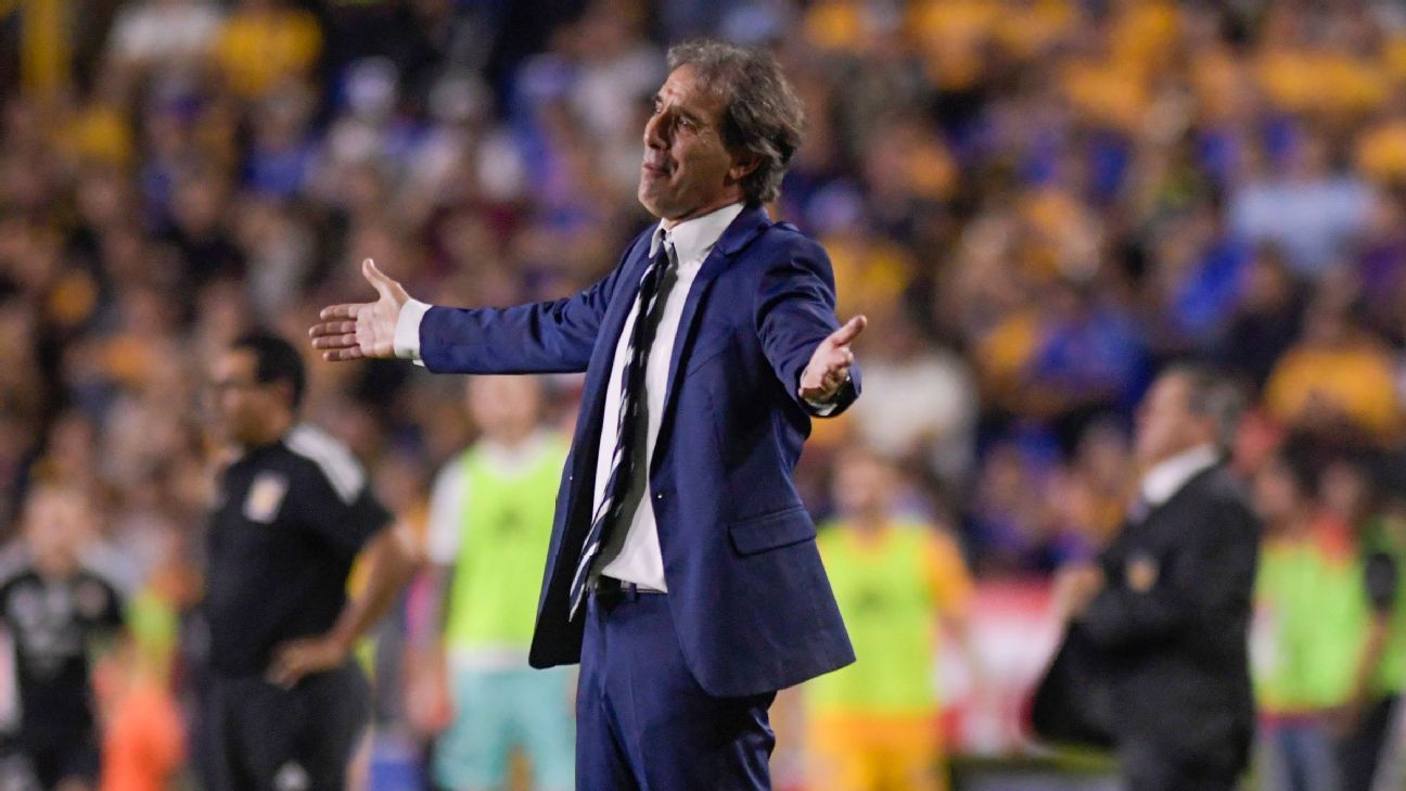 Guillermo Almada, con impotencia por el penal con que Pachuca perdió ante Tigres