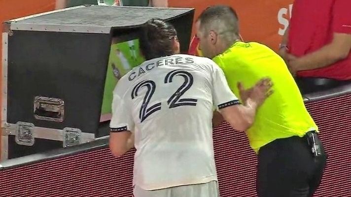 La insólita razón por la que Martín Cáceres vio la tarjeta roja en la MLS