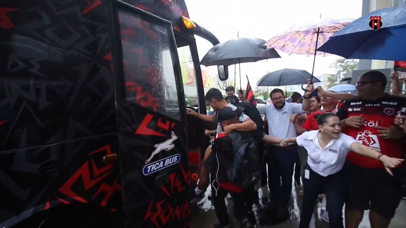 Papá de Aarón Suárez cautiva a la afición en salida de Alajuelense al estadio Ricardo Saprissa - ESPN