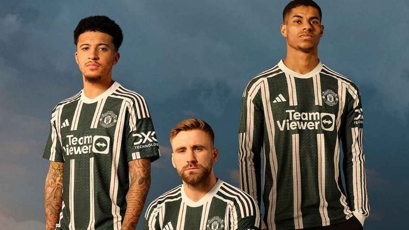 Manchester United unveils new striped kit with stripes, stripes, and more stripes - ESPN