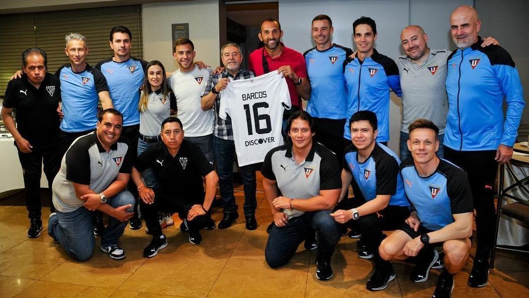 Hernán Barcos pasó a saludar a sus excompañeros de Liga de Quito - ESPN