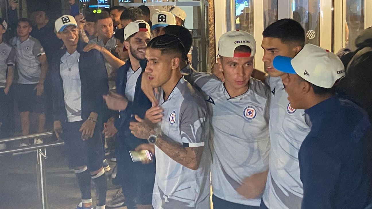 Uriel Antuna, protagonista en serenata a Cruz Azul - ESPN