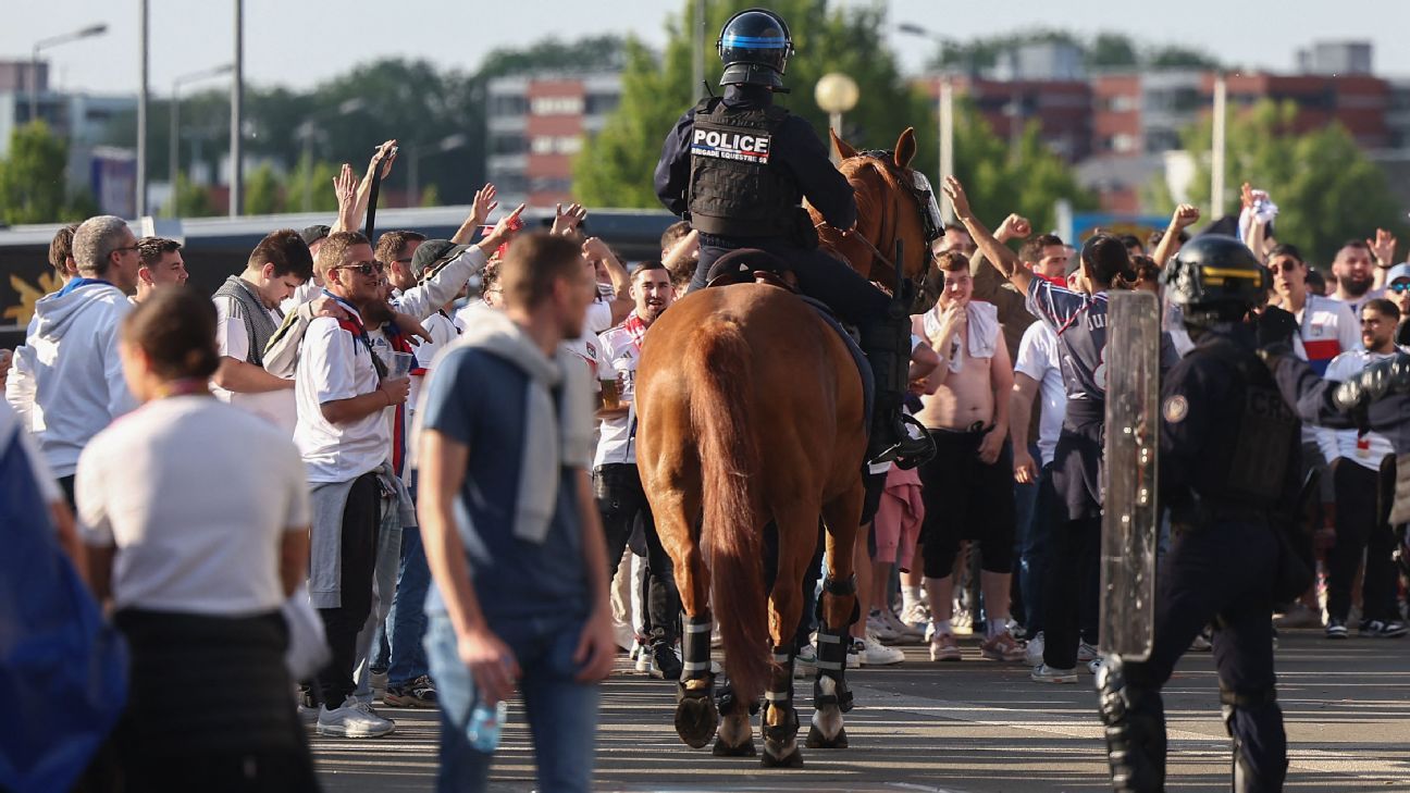 PSG and Lyon fans clash before Coupe de France final - ESPN