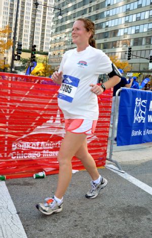 Amber Miller runs during the 2011 Chicago Marathon