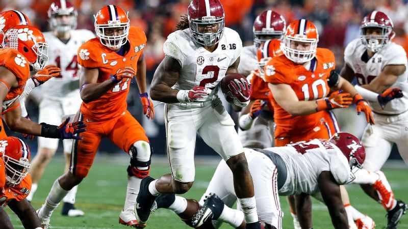 Derrick Henry running the ball against Clemson in the 2015 National Championship Game