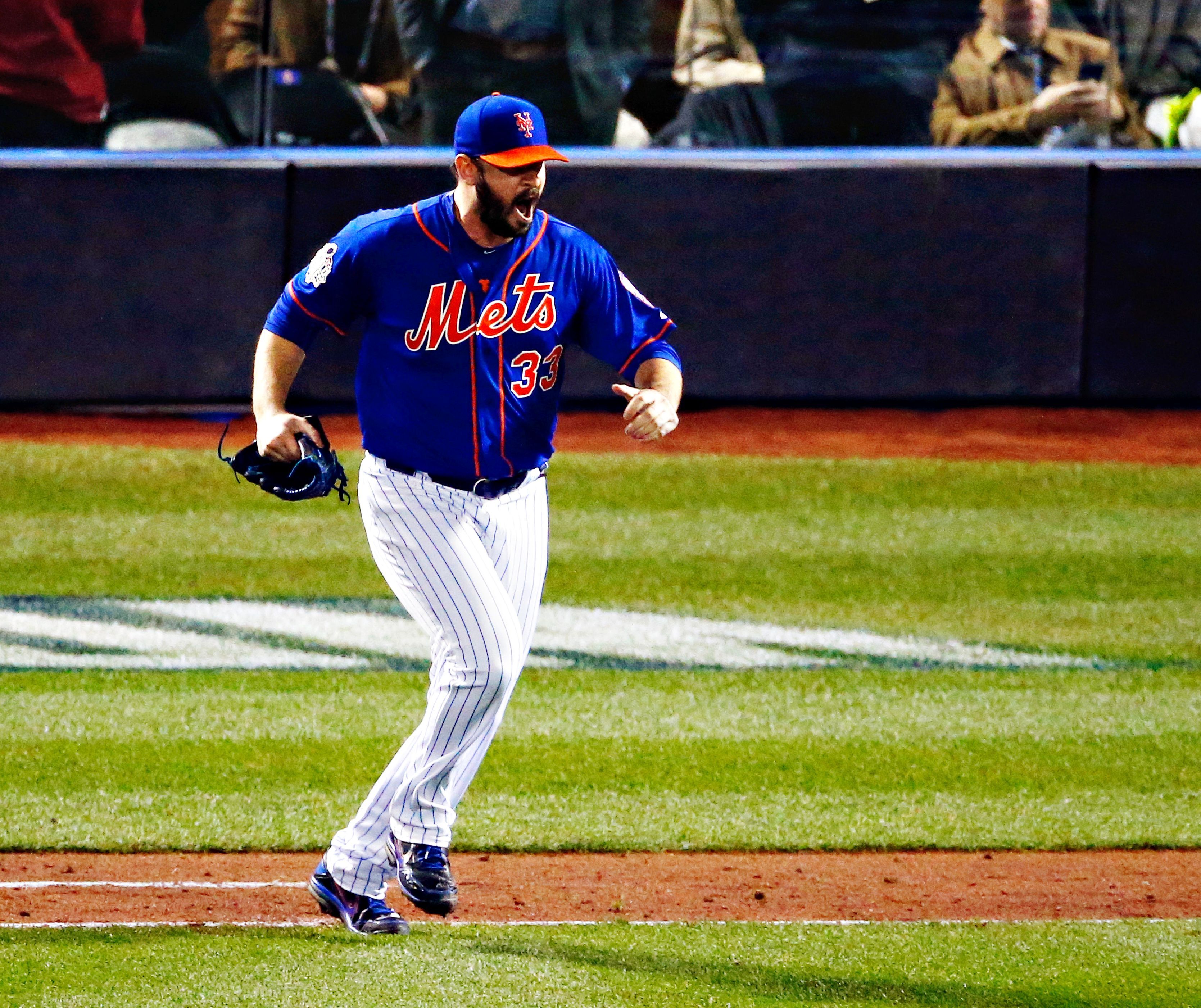 Harvey sali� a lanzar en la novena