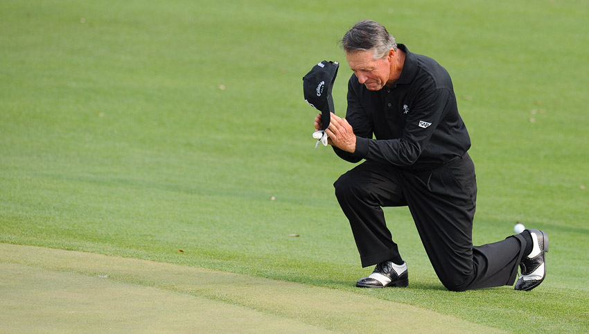 Gary Player kneels at the Masters