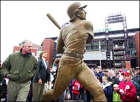 Mike Schmidt statue