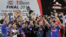 Universidad de Chile logr� su primer t�tulo internacional, al vencer 3-0 de local a Liga de Quito, para as� conquistar la Copa Sudamericana. Hab�a ganado 1-0 en la ida, en Ecuador.