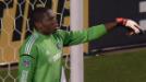 Sean Johnson frena el peligroso m�sil de Roger Espinoza.