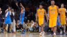 Kobe Bryant le reclama a Pau Gasol despu�s de la victoria del Thunder contra los Lakers. 