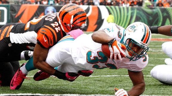 Dolphins finish this time, get win at Cincinnati