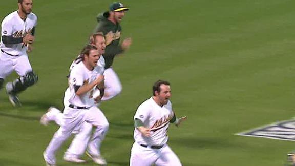 Smith, Crisp clutch in 9th to lift A's in Game 4