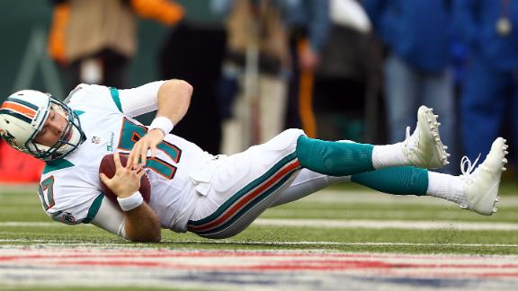 Dolphins' Tannehill exits with knee, quad injury