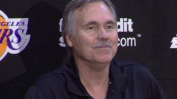D'Antoni, on crutches, leads 1st Lakers practice