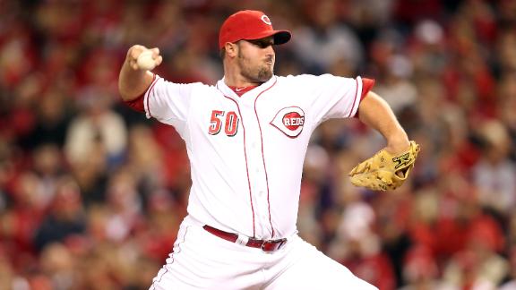 Chapman to rotation? Broxton signs Reds pact