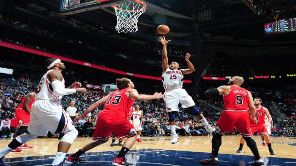 Hawks rout Bulls, snap two-game losing skid