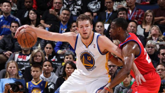 Warriors hold off 76ers to keep up strong start
