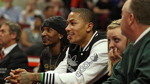 Rose takes 'next step,' joins Bulls on road trip