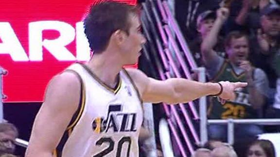 Hayward, Jazz keep sliding Mavs in tailspin
