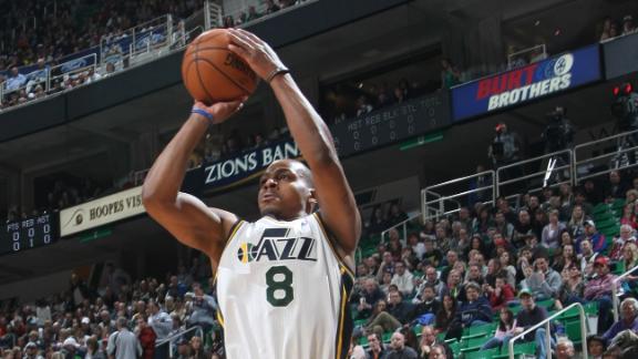 Foye, Favors combine to power Jazz past Cavs