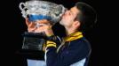El serbio (1�) se impuso por 6-7 (2), 7-6 (3), 6-3 y 6-2 al escoc�s Andy Murray (3�) y se consagr� por tercer a�o seguido en Melbourne Park. Primero en hacerlo en la Era Abierta.