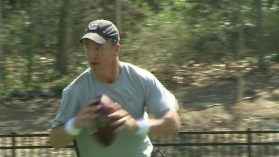 Manning throws to Welker at Duke workout