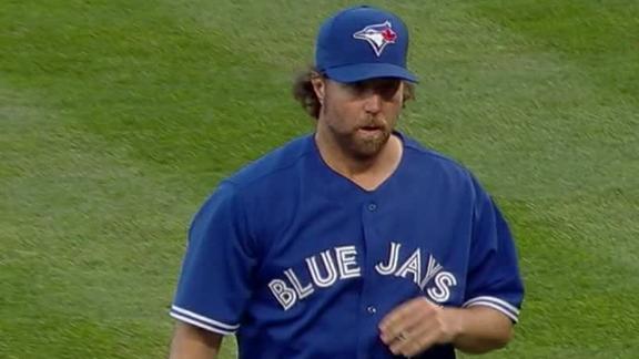 Dickey picks up first victory with Blue Jays