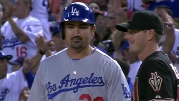 Ryu's pitching, hitting lifts Dodgers to victory