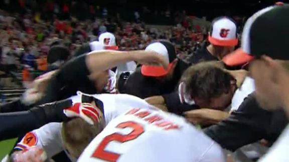 Wieters' slam lifts O's to 17th in row in extras
