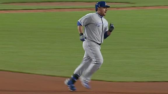 Royals sweep doubleheader from Red Sox