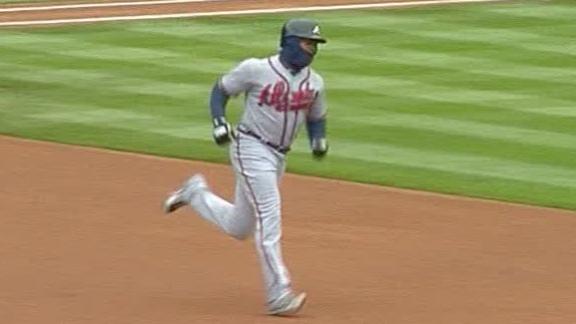 Upton's 10th HR lifts Braves in frigid opener