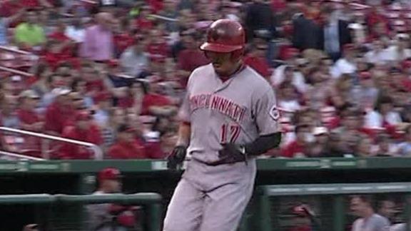 Latos extends streak to 17 innings in Reds' win