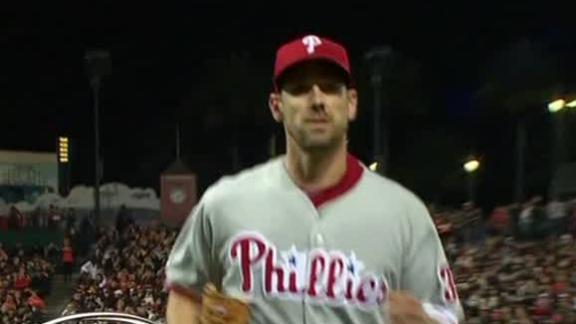 Lee, Phillies halt Giants' winning streak