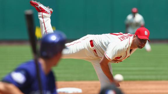 Wainwright carries no-hitter to 8th as Cards win