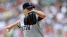 John Lackey permiti� un solo hit a lo largo de seis innings antes de que el partido se suspendiera durante tres horas por lluvia, Dustin Pedroia y Will Middlebrooks pegaron cuadrangulares y los Medias Rojas vencieron el domingo 5-1 a los Mellizos