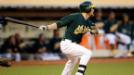Brandon Moss rompi� el empate con un triple en la sexta entrada para que Tommy Milone se impusiera en el mont�culo al dominicano Ervin Santana, y los Atl�ticos de Oakland vencieron el s�bado 2-1 a los Reales de Kansas City.