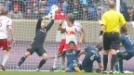 No fue el mejor de los partidos entre New York Red Bulls y LA Galaxy en una tarde lluviosa de Harrison, New Jersey. Tim Cahill anot� el gol de la victoria para los locales un minuto despu�s del tiempo reglamentario.